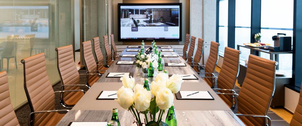 ruang rapat dengan fasilitas lengkap CEO SUITE